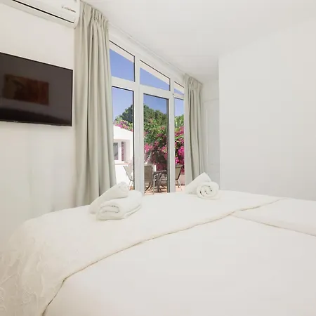 6 Bedroom Villa, With Heated Pool And Sea Views, Next To The Of Costabella Holiday home Marbella