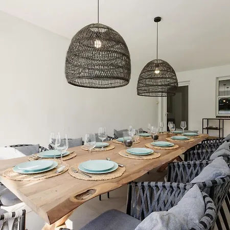 Holiday home 6 Bedroom Villa, With Heated Pool And Sea Views, Next To The Of Costabella Marbella