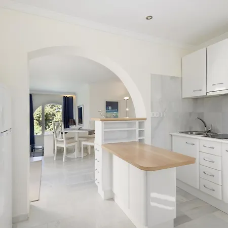 Holiday home 6 Bedroom Villa, With Heated Pool And Sea Views, Next To The Of Costabella Marbella