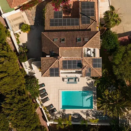 Holiday home 6 Bedroom Villa, With Heated Pool And Sea Views, Next To The Of Costabella Marbella