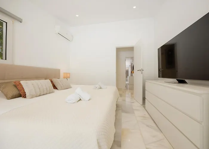 Marbella, Costabella - Beachfront With Heated Pool Ferienhaus *