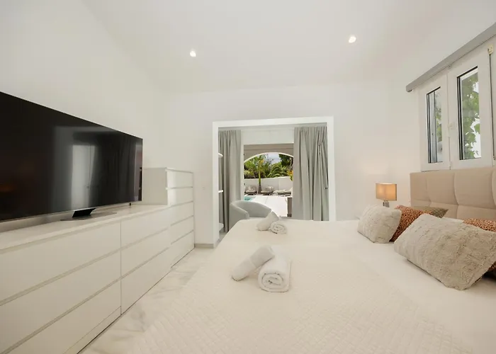 Ferienhaus Marbella, Costabella - Beachfront With Heated Pool Marbella