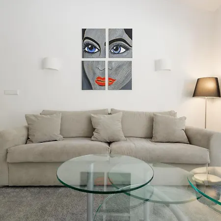 Vakantiehuis 6 Bedroom Villa, With Heated Pool And Sea Views, Next To The Of Costabella Marbella