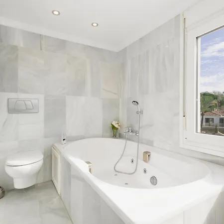 Vakantiehuis 6 Bedroom Villa, With Heated Pool And Sea Views, Next To The Of Costabella Marbella