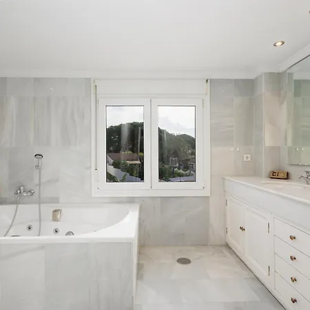 Vakantiehuis 6 Bedroom Villa, With Heated Pool And Sea Views, Next To The Of Costabella